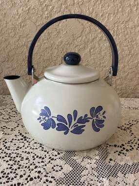 Pfaltzgraff YorkTowne Metal Kettle
